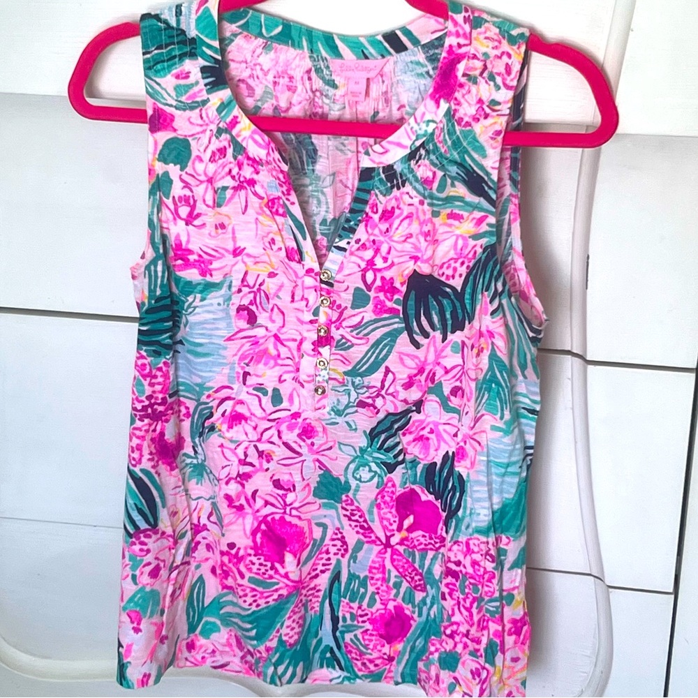 Lilly Pulitzer Essie tank in VG-EUC. Vibrant floral pattern. 🌸